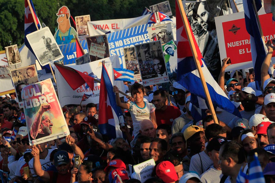 Desfile popular por el Primero de Mayo en Cuba - IPS Cuba