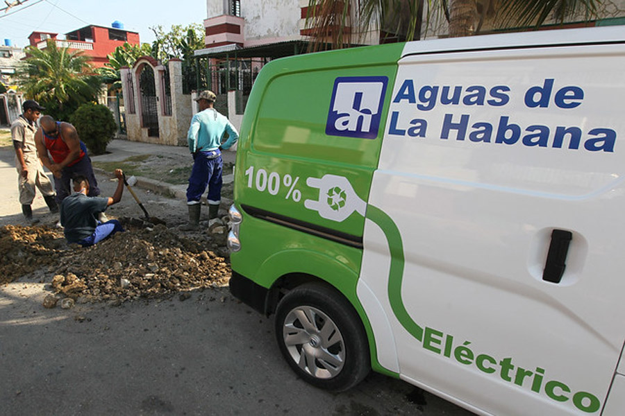 Trabajadores de la empresa Aguas de La Habana disponen de una flotilla de vehículos eléctricos para desplazarse a realizar sus labores por la capital cubana.